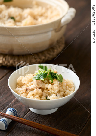 茶碗に盛り付けた鯛めし 茶碗に盛り付けた鯛めし 113362008