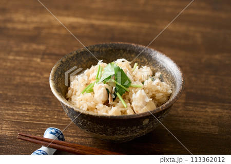 茶碗に盛り付けた鯛めし 茶碗に盛り付けた鯛めし 113362012