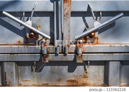 【フェイスオフ】怒った顔にも見えなくもないトラック荷台のドア 113362226