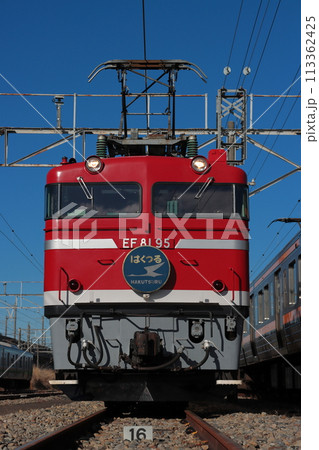 斜陽に美しく車体を輝かせるEF81-95号機(@小山車両センター)_2024/3/2撮影 113362425