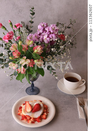 花のアレンジとパンケーキ 113362607
