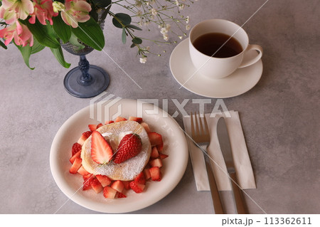 花のアレンジとパンケーキ 花のアレンジとパンケーキ 113362611