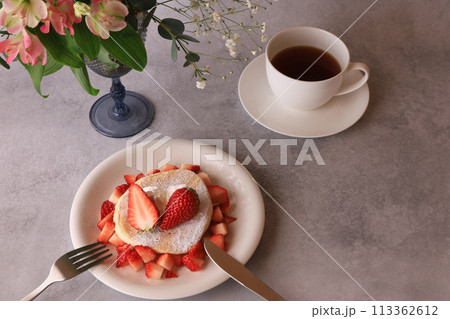 花のアレンジとパンケーキ 花のアレンジとパンケーキ 113362612