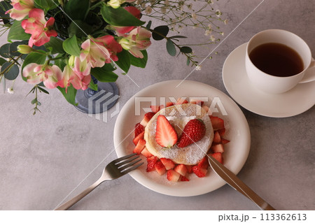 花のアレンジとパンケーキ 花のアレンジとパンケーキ 113362613