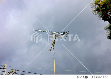 富田林市寺内町 生駒山と摩耶山を向く2組のUHFアンテナ 富田林市寺内町 生駒山と摩耶山を向く2組のUHFアンテナ 113363168