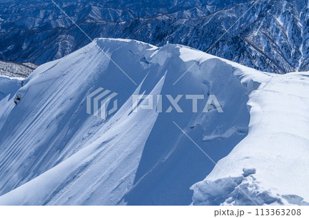 (群馬県)厳冬の谷川岳西黒尾根・巨大な雪庇 (群馬県)厳冬の谷川岳西黒尾根・巨大な雪庇 113363208