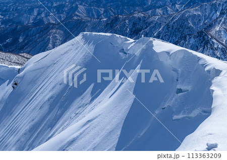 (群馬県)厳冬の谷川岳西黒尾根・巨大な雪庇 (群馬県)厳冬の谷川岳西黒尾根・巨大な雪庇 113363209