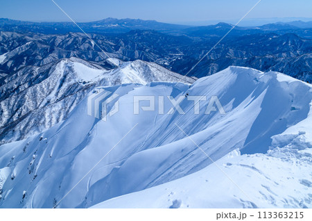 (群馬県)厳冬の谷川岳西黒尾根・巨大な雪庇 (群馬県)厳冬の谷川岳西黒尾根・巨大な雪庇 113363215