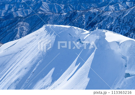 （群馬県）厳冬の谷川岳西黒尾根・巨大な雪庇 113363216