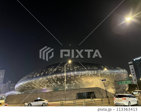 夜の韓国・東大門の風景 113363413