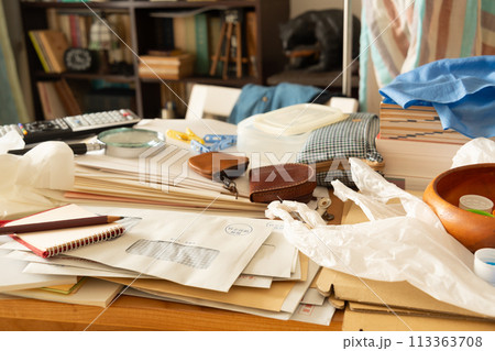 山積した書類や郵便物　遺品整理　汚部屋 113363708