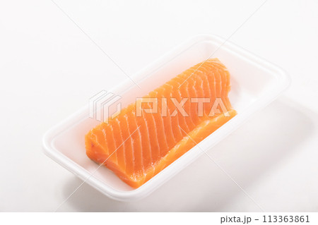 ［チリ産］生食用　トラウトサーモン　柵　（養殖） 113363861