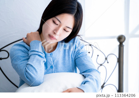 体調不良の女性 113364206