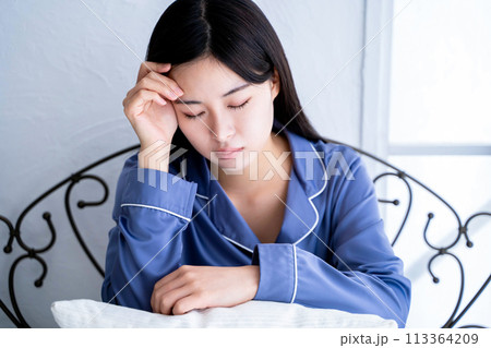 体調不良の女性 体調不良の女性 113364209