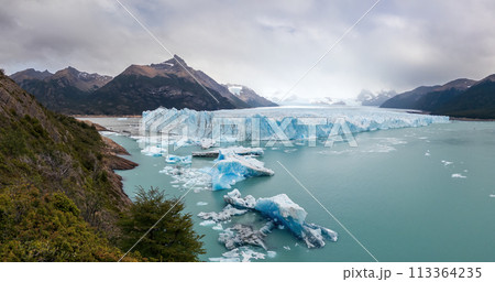 Majestic Glacier View with Floating Icebergs in Lake Majestic Glacier View with Floating Icebergs in Lake 113364235