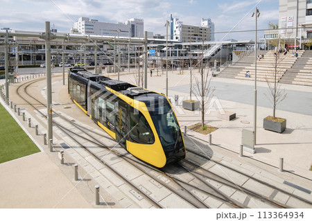 宇都宮ライトレール 　宇都宮駅東口から芳賀へ向かうモダンな車両　栃木県宇都宮市 113364934