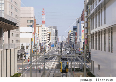 宇都宮ライトレール 　鬼怒通りを宇都宮駅東口へ向かうモダンな車両　栃木県宇都宮市 113364936