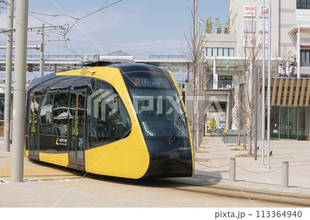 宇都宮ライトレール 　宇都宮駅東口から芳賀へ向かうモダンな車両　栃木県宇都宮市 113364940