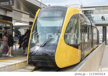 宇都宮ライトレール 宇都宮駅東口駅に停留するモダンな車両 栃木県宇都宮市 宇都宮ライトレール 宇都宮駅東口駅に停留するモダンな車両 栃木県宇都宮市 113365014