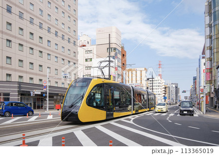 宇都宮ライトレール 　鬼怒通りを走るモダンな車両　栃木県宇都宮市 113365019