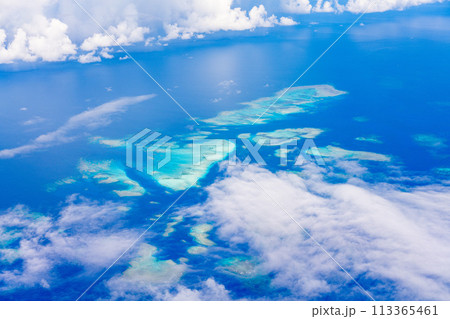 機内　リゾート　夏休み　旅行　飛行機　海　ウィング　インバウンド　窓際　雲　島　ビーチ　サンゴ 113365461