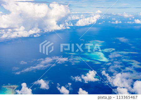 機内 リゾート 夏休み 旅行 飛行機 海 ウィング インバウンド 窓際 雲 島 ビーチ サンゴ 機内 リゾート 夏休み 旅行 飛行機 海 ウィング インバウンド 窓際 雲 島 ビーチ サンゴ 113365467