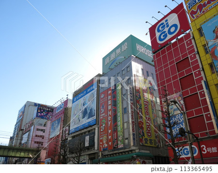 秋葉原の中央通りの風景 113365495