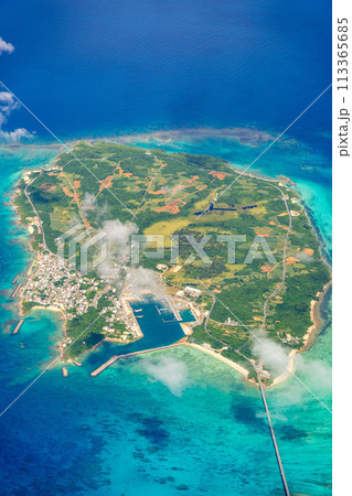 池間島 沖縄県 機内 リゾート 夏休み 旅行 飛行機 海 インバウンド 窓際 雲 島 ビーチ サンゴ 池間島 沖縄県 機内 リゾート 夏休み 旅行 飛行機 海 インバウンド 窓際 雲 島 ビーチ サンゴ 113365685