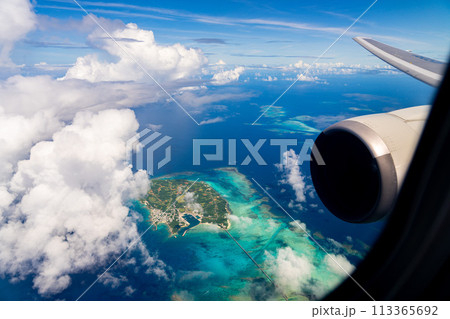 池間島 沖縄県 機内 リゾート 夏休み 旅行 飛行機 海 インバウンド 窓際 雲 島 ビーチ サンゴ 池間島 沖縄県 機内 リゾート 夏休み 旅行 飛行機 海 インバウンド 窓際 雲 島 ビーチ サンゴ 113365692
