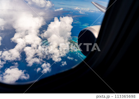 池間島　沖縄県　機内　リゾート　夏休み　旅行　飛行機　海　インバウンド　窓際　雲　島　ビーチ　サンゴ 113365698