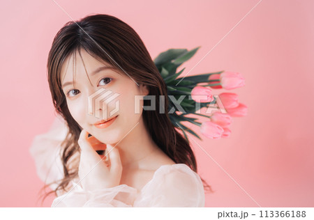 若い女性とピンクのチューリップ 113366188
