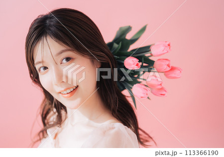 若い女性とピンクのチューリップ 113366190