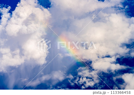 機内　リゾート　エンジン　夏休み　観光　旅行　飛行機　虹　海　ウィング　座席　インバウンド　窓際 113366458