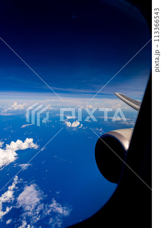 機内　リゾート　エンジン　夏休み　観光　旅行　飛行機　午前　海　ウィング　座席　インバウンド　窓際 113366543