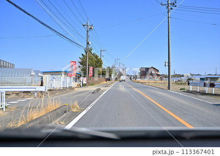 吉見町の風景 いちご農家 あまりん 走行中撮影 埼玉県 比企郡吉見町 吉見町の風景 いちご農家 あまりん 走行中撮影 埼玉県 比企郡吉見町 113367401