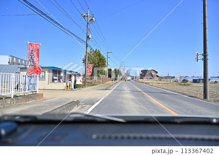 吉見町の風景 いちご農家 あまりん 走行中撮影 埼玉県 比企郡吉見町 吉見町の風景 いちご農家 あまりん 走行中撮影 埼玉県 比企郡吉見町 113367402