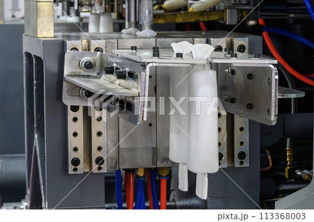 The operation of plastic bottle blowing machine. The operation of plastic bottle blowing machine. 113368003
