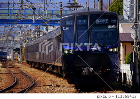 カーブを走行するヨコハマネイビーブルーの相鉄20000系車両 113368418