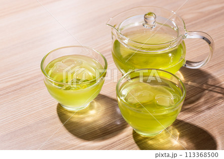 冷たい緑茶 113368500