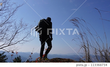 山を登る登山者 113368734