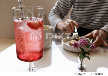 いちごのソーダ 113368819