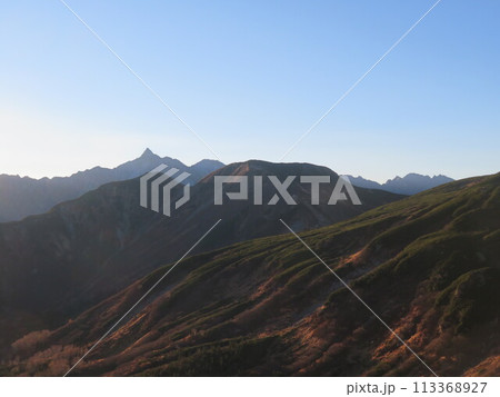 晩秋の北アルプス(鷲羽岳に向かう登山道から見える槍ヶ岳) 113368927