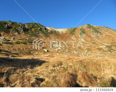 晩秋の北アルプス(巻き道から見える三俣蓮華岳の稜線) 晩秋の北アルプス(巻き道から見える三俣蓮華岳の稜線) 113368929