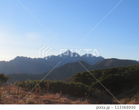 晩秋の北アルプス(登山道から見える槍ヶ岳) 113368930