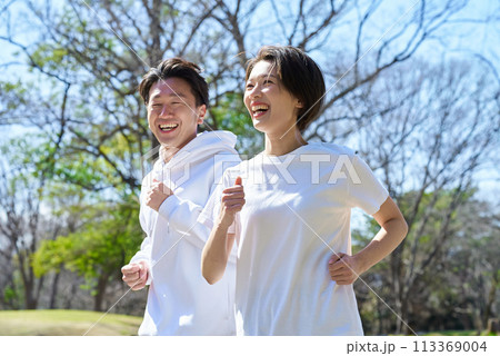屋外を並んで走る男女 113369004