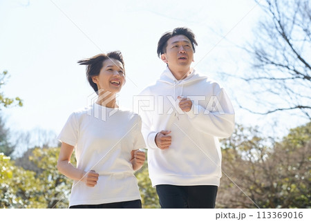 屋外を並んで走る男女 113369016