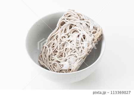 冷凍蕎麦　白バック 113369827