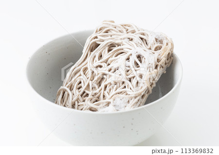 冷凍蕎麦　白バック 113369832