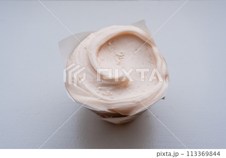 strawberry cupcake - strawberry frosting over vanila sponge cake 113369844
