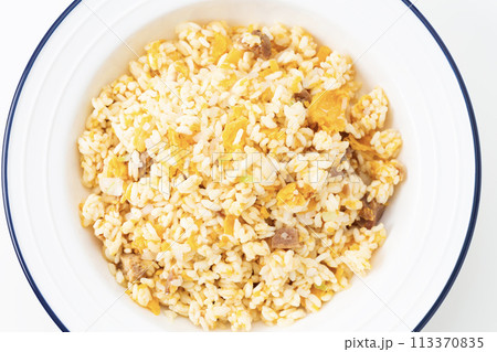 冷凍炒飯　白バック 113370835